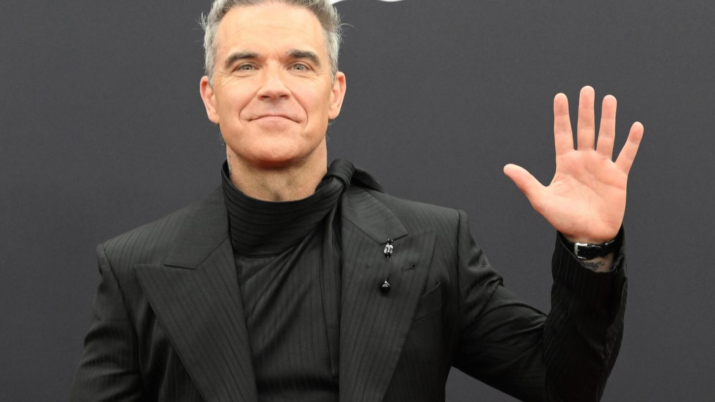 Robbie Williams singt neue FIFA-Hymne Robbie Williams singt neue FIFA-Hymne