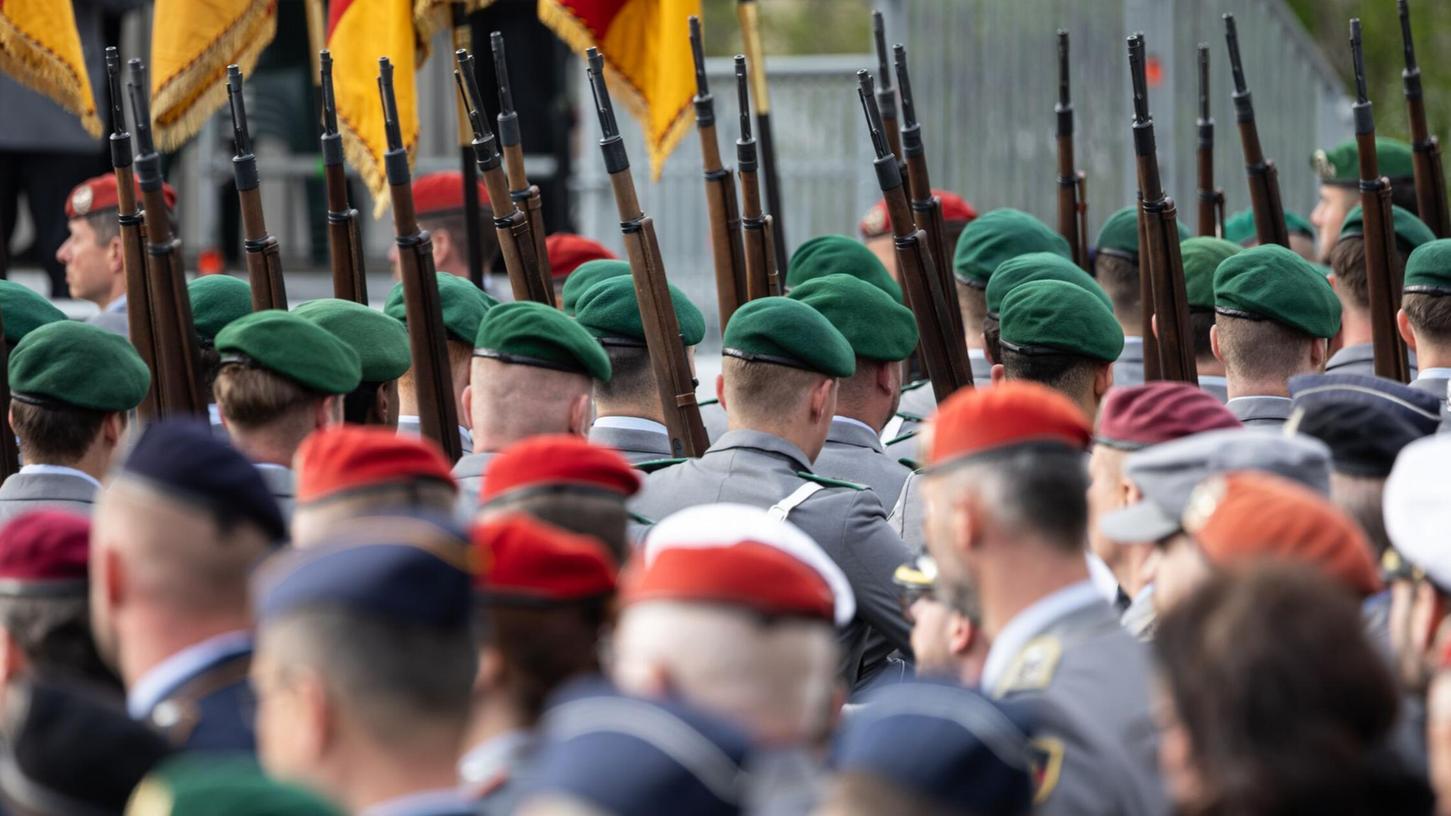 Soldaten laufen mit geschulterter Waffe während einer Veranstaltung. Soldaten laufen mit geschulterter Waffe während einer Veranstaltung.