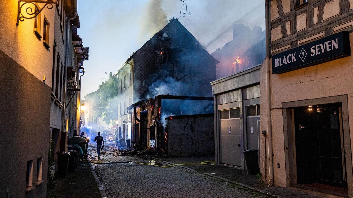Der Schaden dürfte nach ersten Einschätzungen der Feuerwehr in die Millionen gehen. Der Schaden dürfte nach ersten Einschätzungen der Feuerwehr in die Millionen gehen.