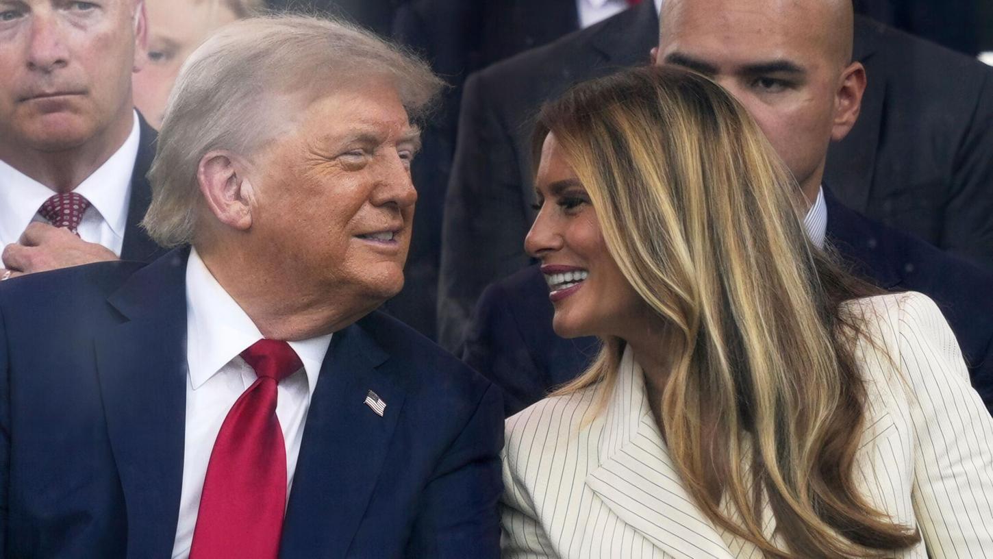 Trump und seine Frau Melania lächeln sich während der Militärparade an. Trump und seine Frau Melania lächeln sich während der Militärparade an.