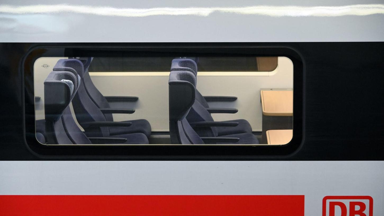 Sitzplatzreservierungen im Fernverkehr der Bahn sind zum Fahrplanwechsel am Sonntag teurer geworden. Die Familienreservierungen hat der Konzern zudem trotz aller Kritik abgeschafft. (Archivbild) Sitzplatzreservierungen im Fernverkehr der Bahn sind zum Fahrplanwechsel am Sonntag teurer geworden. Die Familienreservierungen hat der Konzern zudem trotz aller Kritik abgeschafft. (Archivbild)