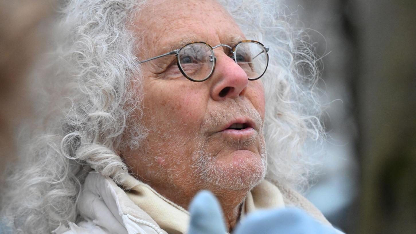 Rainer Langhans, Ikone der 68er-Bewegung, setzt sich mit dem Sterben auseinander. Rainer Langhans, Ikone der 68er-Bewegung, setzt sich mit dem Sterben auseinander.