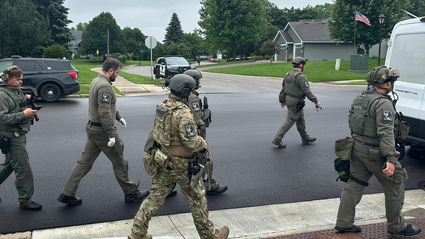 In Minnesota läuft eine großangelegte Fahndung nach dem Schützen - er soll sich als Polizist ausgegeben haben. In Minnesota läuft eine großangelegte Fahndung nach dem Schützen - er soll sich als Polizist ausgegeben haben.