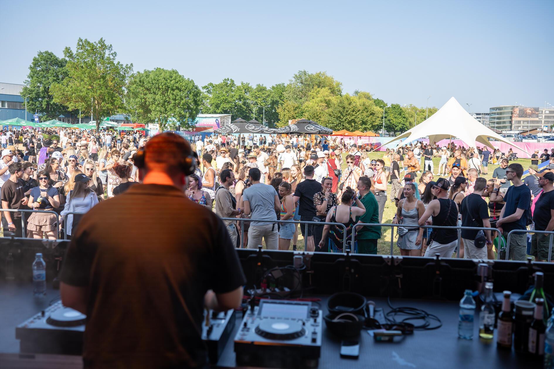 Ab 13.30 Uhr brachten nationale und internationale DJs die Besucherinnen und Besucher auf zwei Bühnen zum Tanzen.
