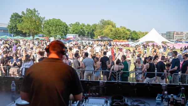 Ab 13.30 Uhr brachten nationale und internationale DJs die Besucherinnen und Besucher auf zwei Bühnen zum Tanzen.