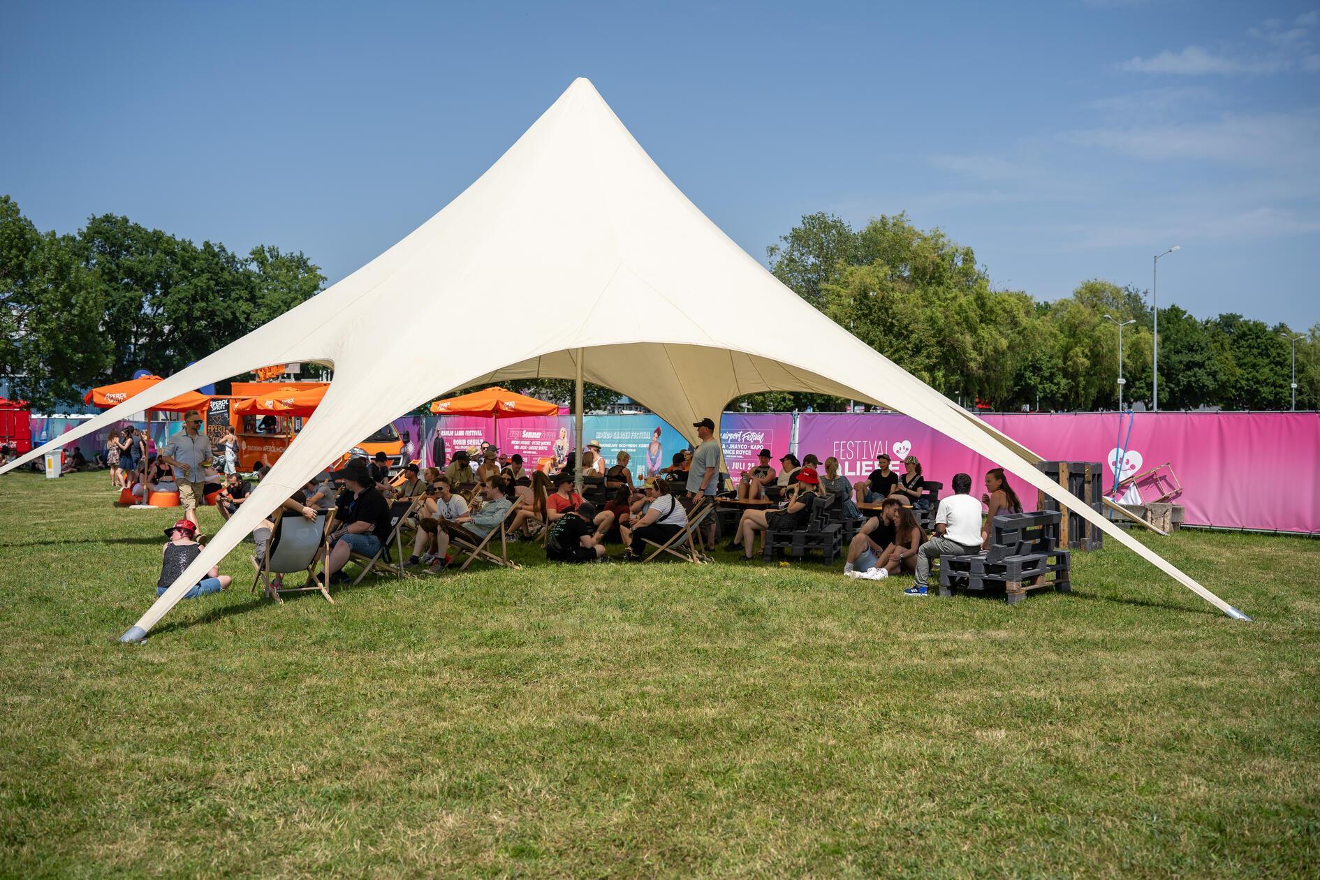 Bei hochsommerlichen 30 Grad waren die wenigen Schattenplätze heiß begehrt.