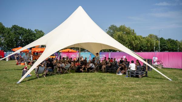Bei hochsommerlichen 30 Grad waren die wenigen Schattenplätze heiß begehrt.