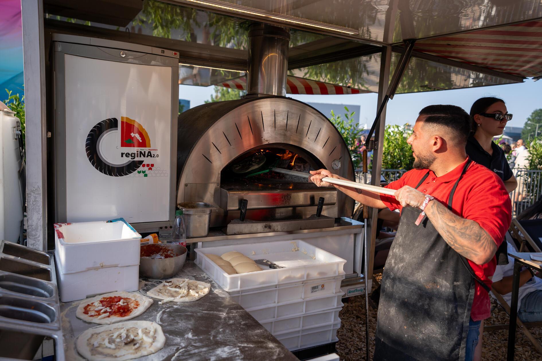 Zur Stärkung gab es ein Angebot an Pizza, Brezen und Leckereien.