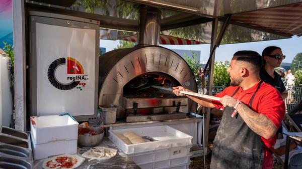Zur Stärkung gab es ein Angebot an Pizza, Brezen und Leckereien.
