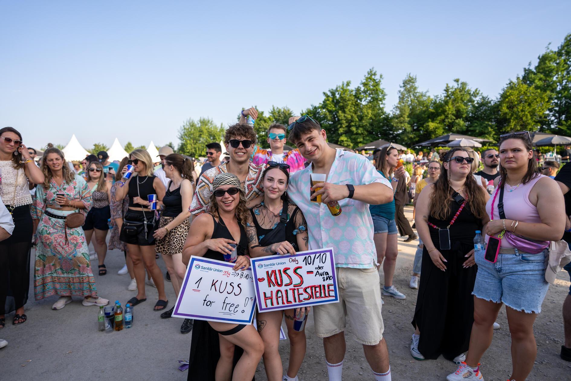 Selbst Küsse wurden verteilt.