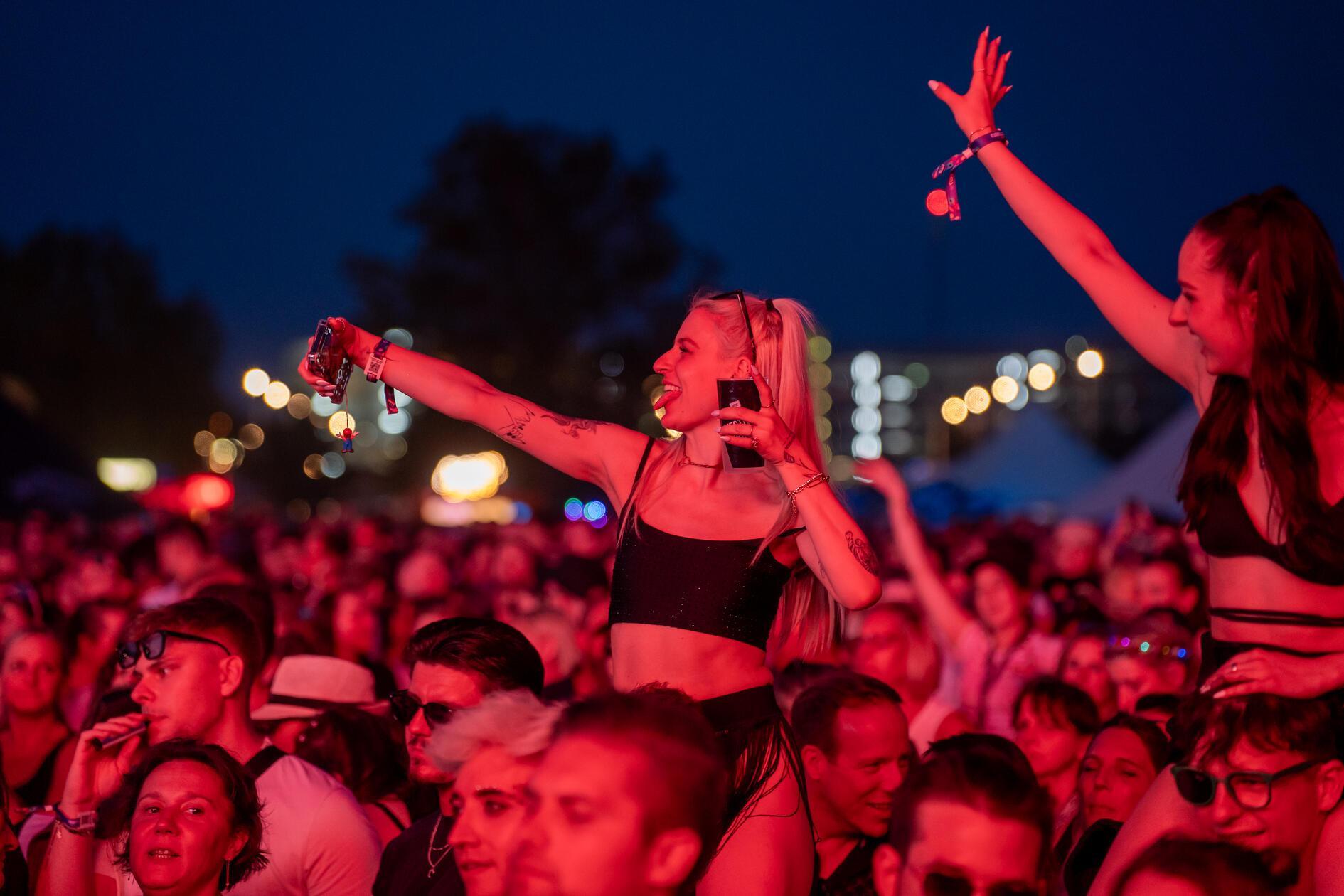 In den kommenden Wochen geht es direkt weiter auf dem Gelände des Flughafens in Nürnberg: Super Sommer Sause am 21. Juni, HipHop Garden am 28. Juni und Latin Airport Festival am 5. Juli.