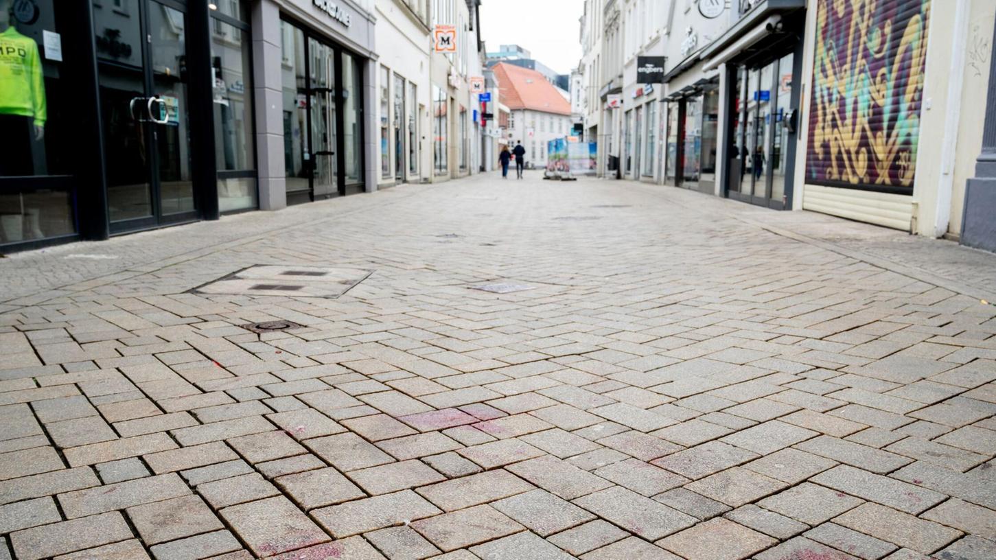 Für die Ermittlungen zu den tödlichen Polizeischüssen auf den 21-jährigen Lorenz wird der Tatort in Oldenburg dreidimensional vermessen. (Archivbild) Für die Ermittlungen zu den tödlichen Polizeischüssen auf den 21-jährigen Lorenz wird der Tatort in Oldenburg dreidimensional vermessen. (Archivbild)