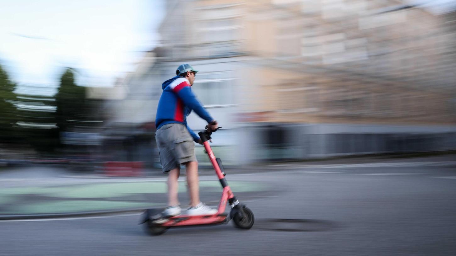 Ein E-Scooter-Fahrer ist mit einem Fahrradfahrer aneinander geraten. (Symbolbild) Ein E-Scooter-Fahrer ist mit einem Fahrradfahrer aneinander geraten. (Symbolbild)