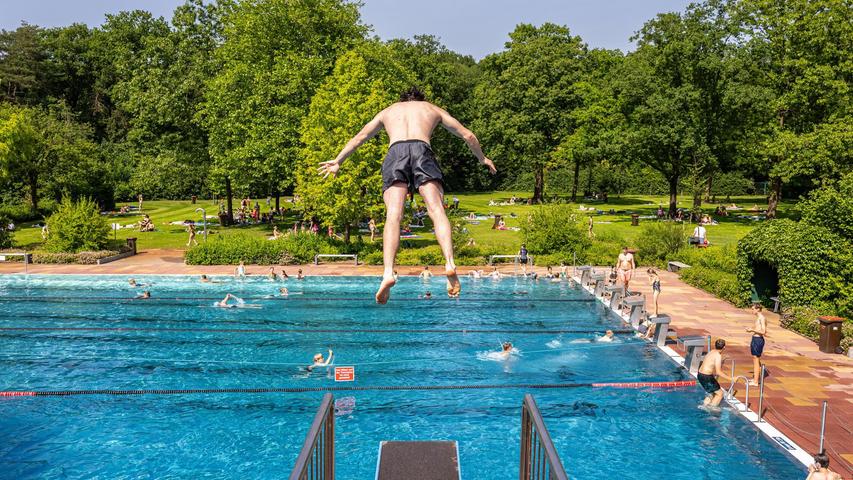 Badeunfall in Franken: Mann springt von Fünfer auf Badegast - 26-Jähriger treibt reglos im Becken Badeunfall in Franken: Mann springt von Fünfer auf Badegast - 26-Jähriger treibt reglos im Becken
