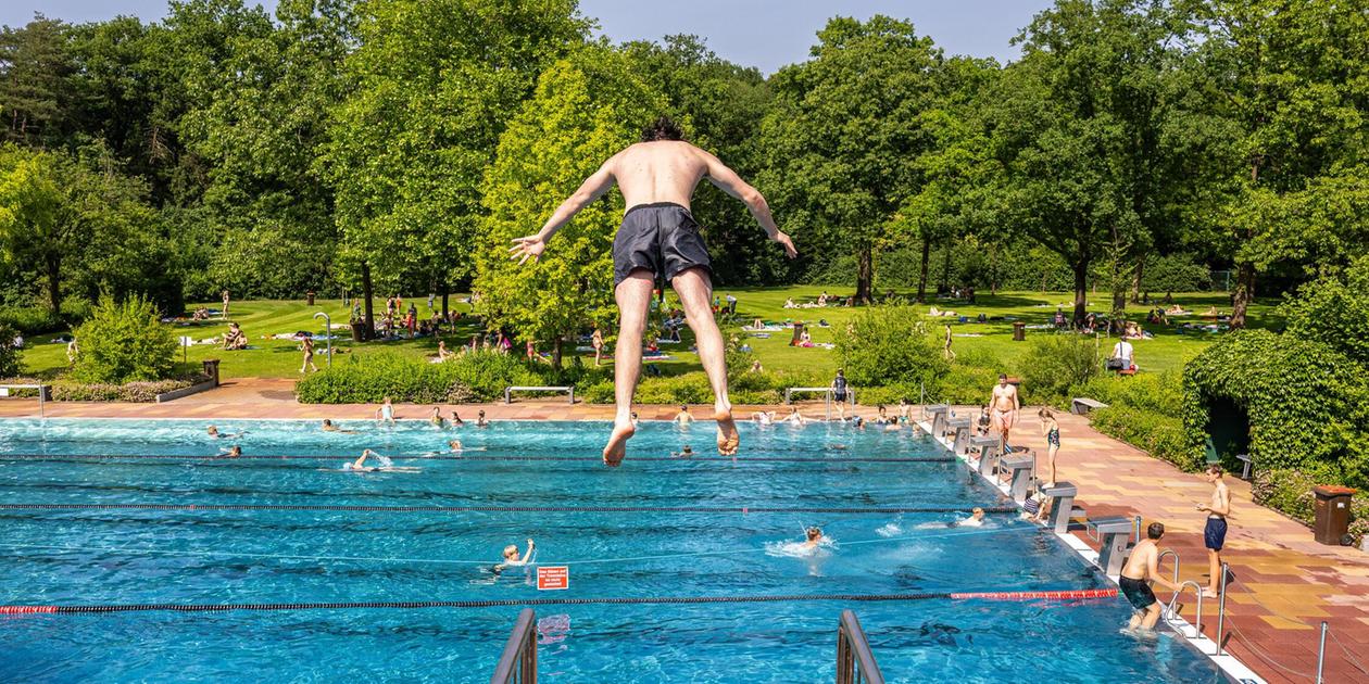 Mann Roth Schwerer Unfall in Freibad in Roth: Mann springt von Fünfer auf Badegast