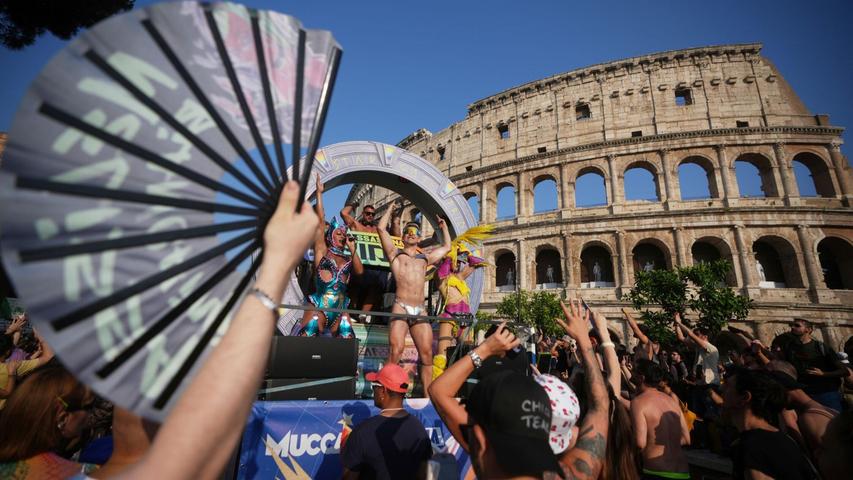 Hitze, Musik, Politik: Tausende feiern Pride-Parade in Rom Hitze, Musik, Politik: Tausende feiern Pride-Parade in Rom