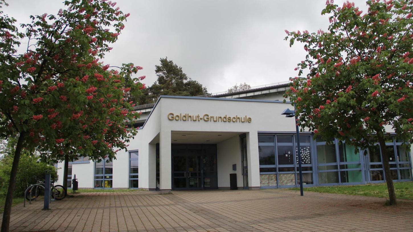 Die Goldhut-Grundschule Ezelsdorf: Hier entwendeten die Täter mehrere Hundert Euro aus einem Tresor. Die Goldhut-Grundschule Ezelsdorf: Hier entwendeten die Täter mehrere Hundert Euro aus einem Tresor.