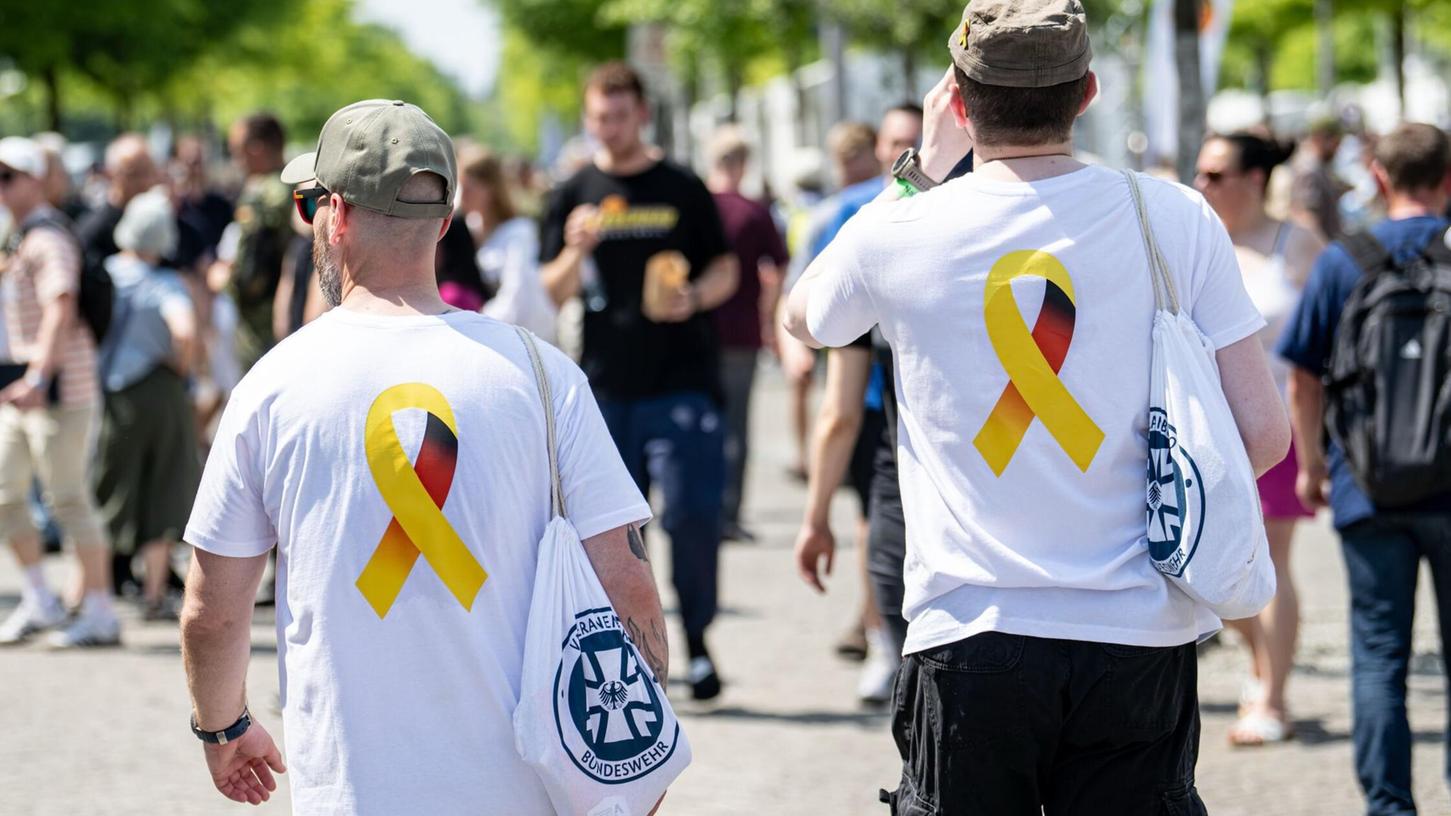 Mit gelber Schleife auf dem Veteranentag. Das Symbol erinnert an die Gefallenen und Verwundeten der Einsätze. Mit gelber Schleife auf dem Veteranentag. Das Symbol erinnert an die Gefallenen und Verwundeten der Einsätze.