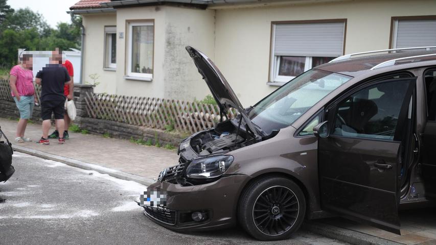 Frontalzusammenstoß in Franken: Fahrzeuge schwer demoliert - Fahrer bleiben unverletzt Frontalzusammenstoß in Franken: Fahrzeuge schwer demoliert - Fahrer bleiben unverletzt