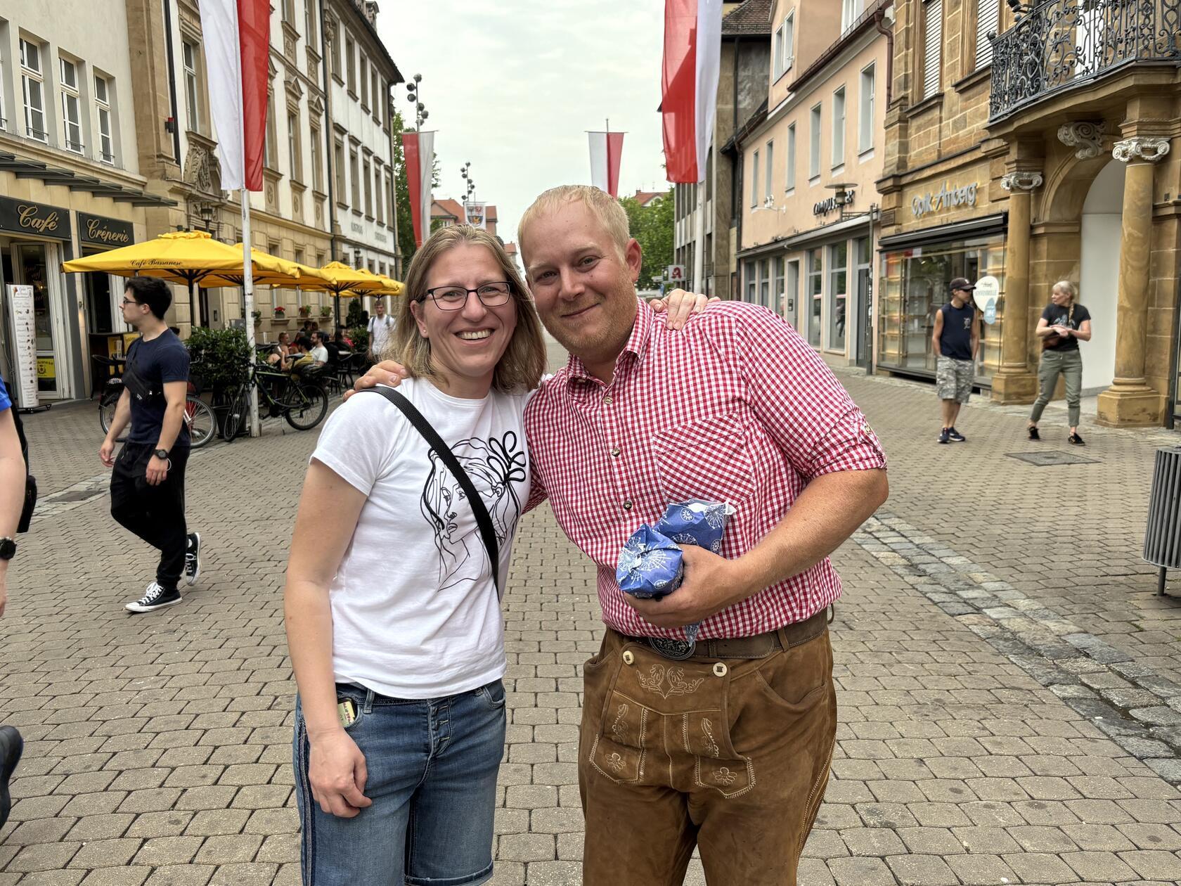 "Wir sind gezielt extra am Vormittag zur Bergkirchweih gegangen", sagen Steffi Grabinger und Michael Karl. Deshalb sind sie am frühen Nachmittag auch schon wieder auf dem Rückweg. Die beiden kommen aus dem Landkreis Regensburg und haben ja auch noch einen weiten Weg vor sich. "Wir fahren heim, bevor die richtige Regenfront kommt". Gefallen hat den beiden Oberpfälzern der Besuch auf dem Berg aber auf jeden Fall.