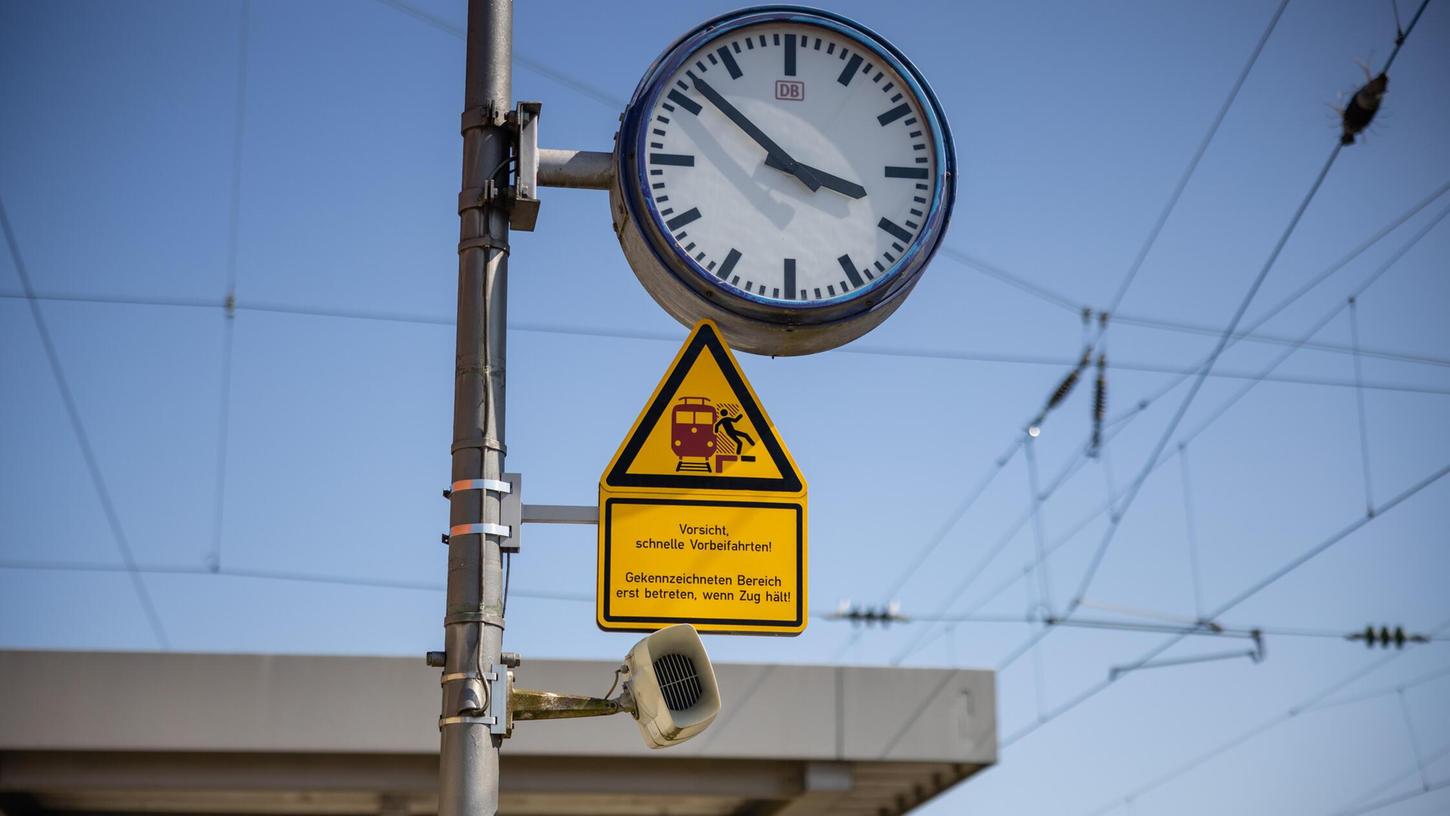 Durch die Sperrung am Samstagabend für etwa 50 Minuten verspäteten sich 32 Züge um zusammen 1178 Minuten, wie die Bundespolizei in Rostock mitteilte. Durch die Sperrung am Samstagabend für etwa 50 Minuten verspäteten sich 32 Züge um zusammen 1178 Minuten, wie die Bundespolizei in Rostock mitteilte.