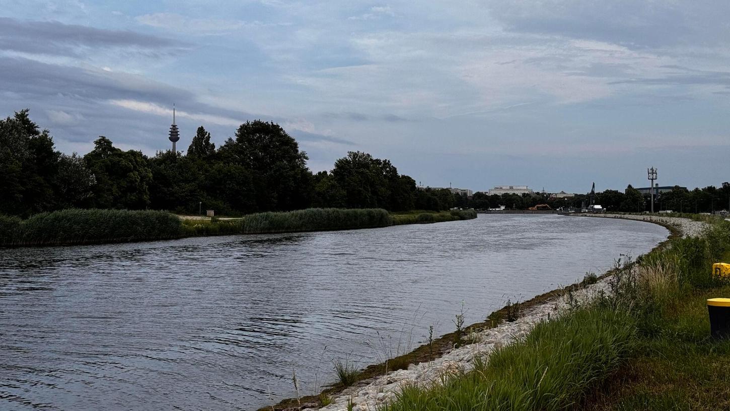Der Junge konnte nach Informationen der Polizei im Main-Donau-Kanal leblos entdeckt und geborgen werden. Reanimationsmaßnahmen blieben erfolglos. (Symbolbild) Der Junge konnte nach Informationen der Polizei im Main-Donau-Kanal leblos entdeckt und geborgen werden. Reanimationsmaßnahmen blieben erfolglos. (Symbolbild)