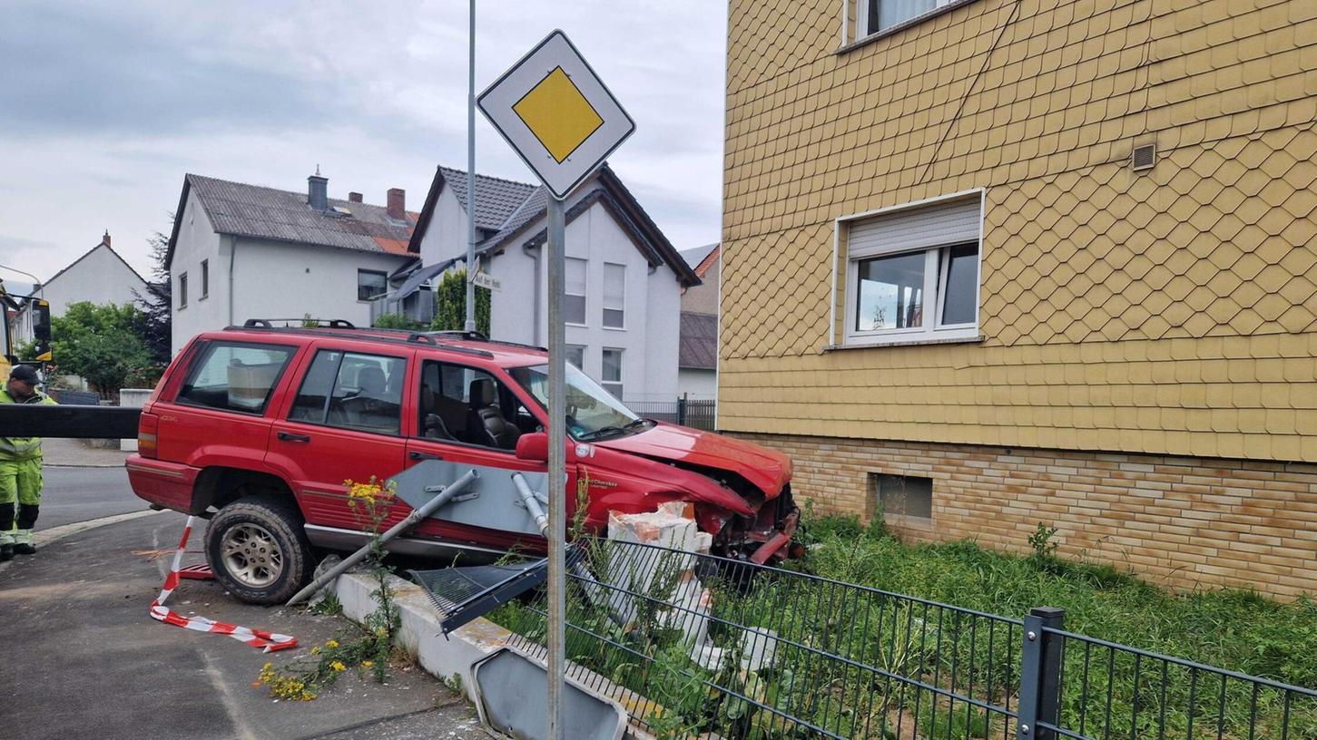 Die beiden Fahrerinnen wurden bei dem Unfall leicht verletzt und in ein Krankenhaus gebracht. Die beiden Fahrerinnen wurden bei dem Unfall leicht verletzt und in ein Krankenhaus gebracht.