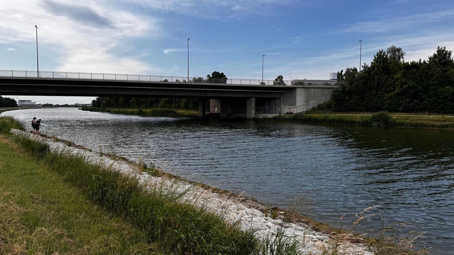 Ein Junge ist tot im Main-Donau-Kanal in Nürnberg gefunden worden. Ein Junge ist tot im Main-Donau-Kanal in Nürnberg gefunden worden.