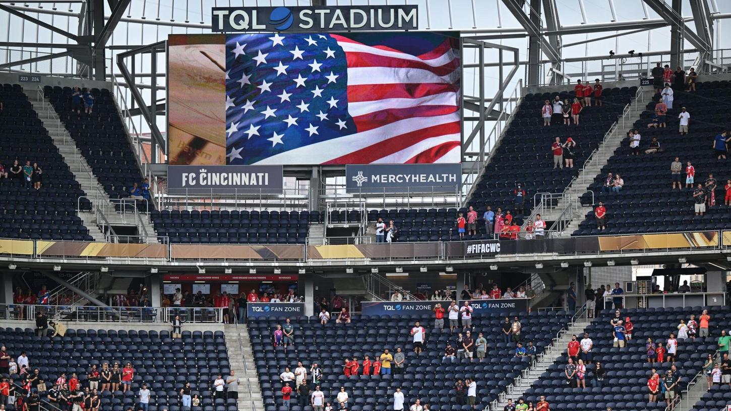 Im TQL Stadium melden sich Fans des FC Bayern zu Wort. Im TQL Stadium melden sich Fans des FC Bayern zu Wort.