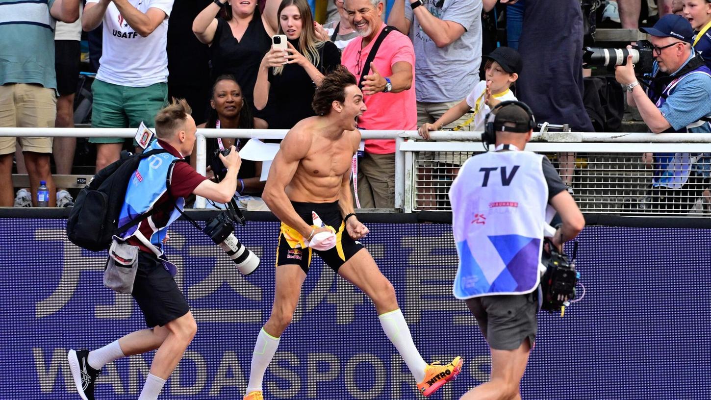 Armand Duplantis jubelt über seinen Weltrekord. Armand Duplantis jubelt über seinen Weltrekord.