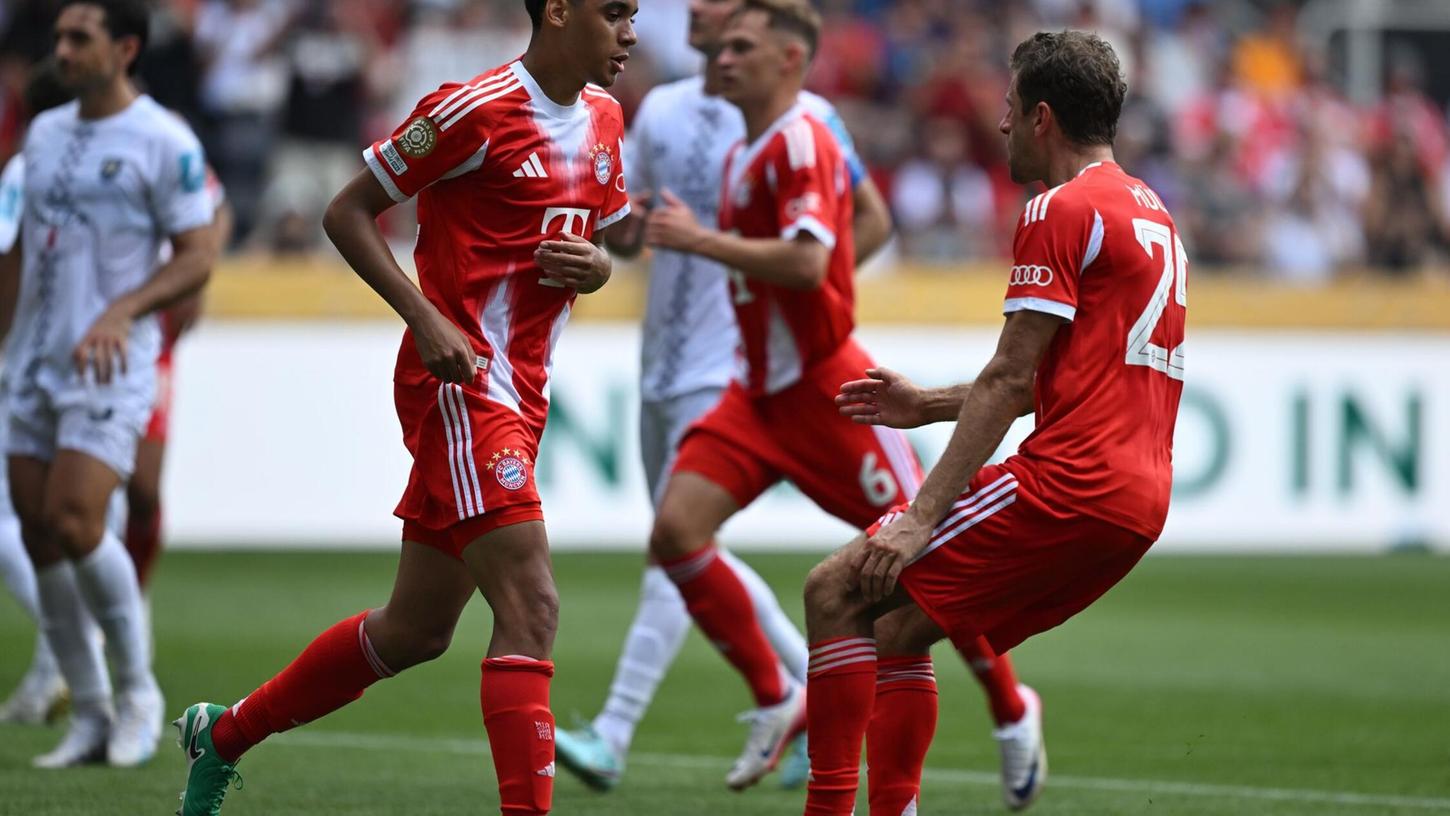 Dem spielfreudigen Jamal Musiala (l) reichten 30 Comeback-Minuten zum Hattrick. Mit ihm jubelt Thomas Müller (r). Dem spielfreudigen Jamal Musiala (l) reichten 30 Comeback-Minuten zum Hattrick. Mit ihm jubelt Thomas Müller (r).