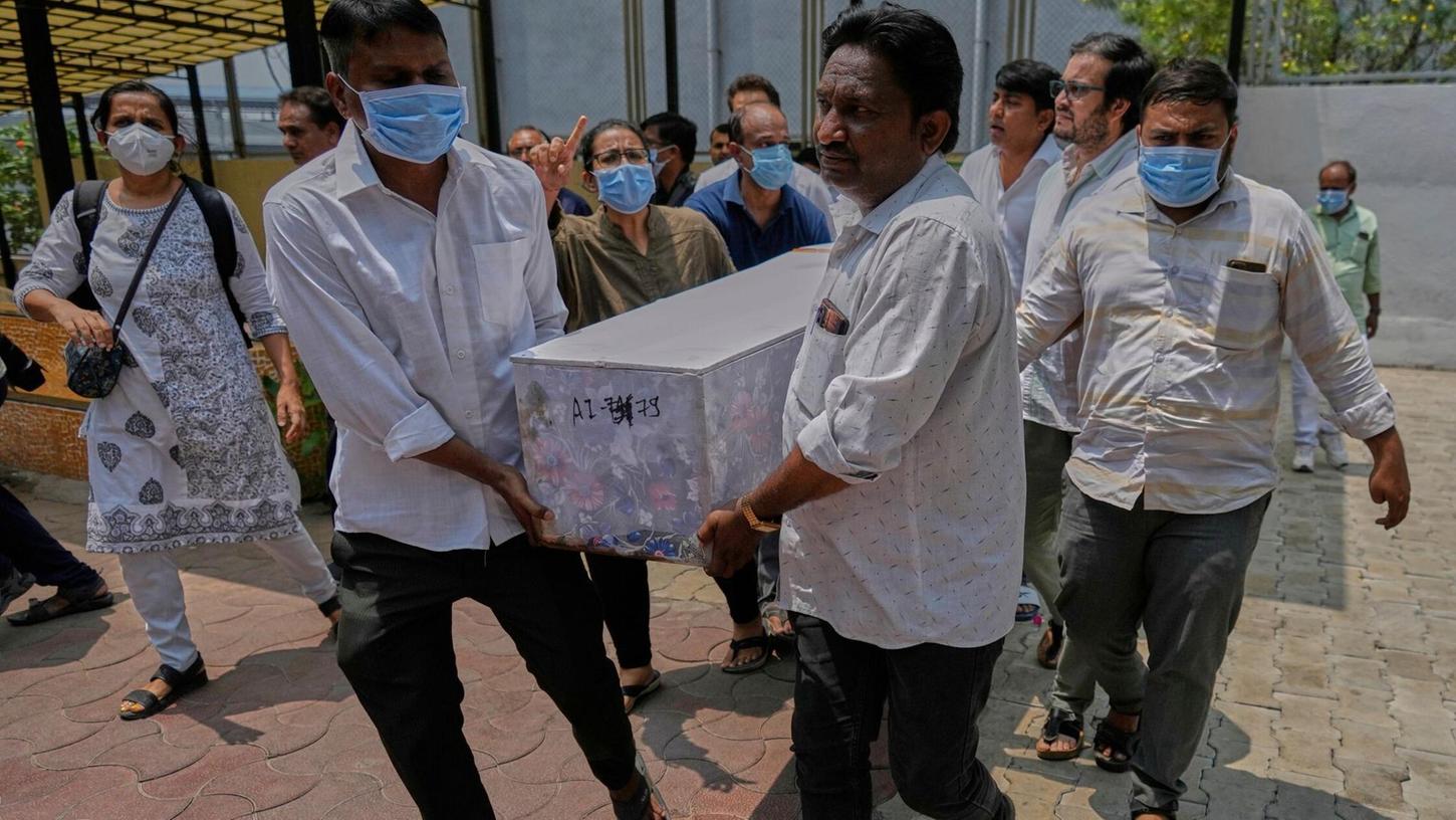 Bei der Katastrophe in Ahmedabad im Bundesstaat Gujarat kamen nach übereinstimmenden Medienberichten mindestens 270 Menschen im Flugzeug und am Boden ums Leben. Bei der Katastrophe in Ahmedabad im Bundesstaat Gujarat kamen nach übereinstimmenden Medienberichten mindestens 270 Menschen im Flugzeug und am Boden ums Leben.