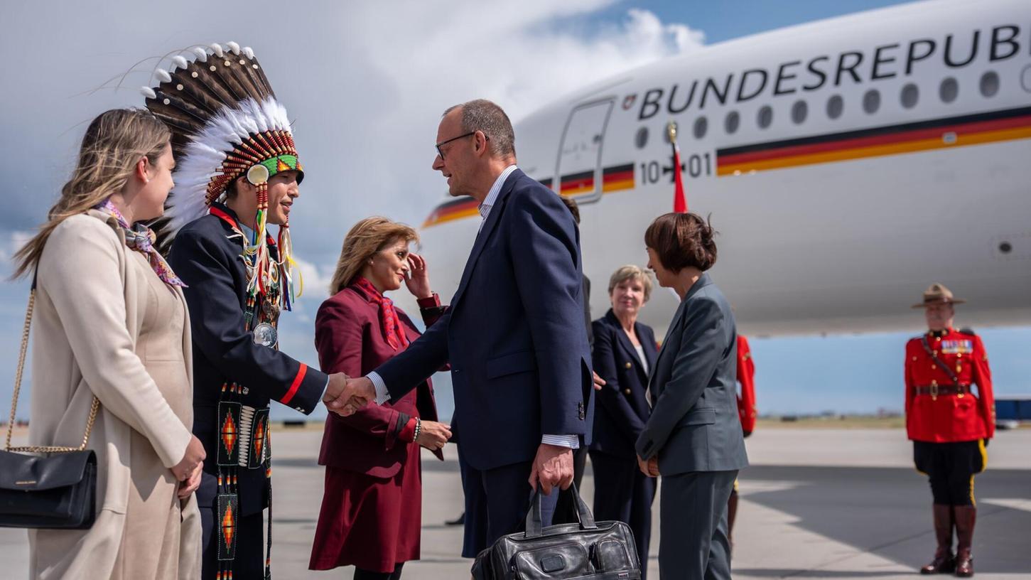 Steven Crowchild von der indigenen Tsuut’ina Nation begrüßte Kanzler Friedrich Merz in Calgary. Steven Crowchild von der indigenen Tsuut’ina Nation begrüßte Kanzler Friedrich Merz in Calgary.