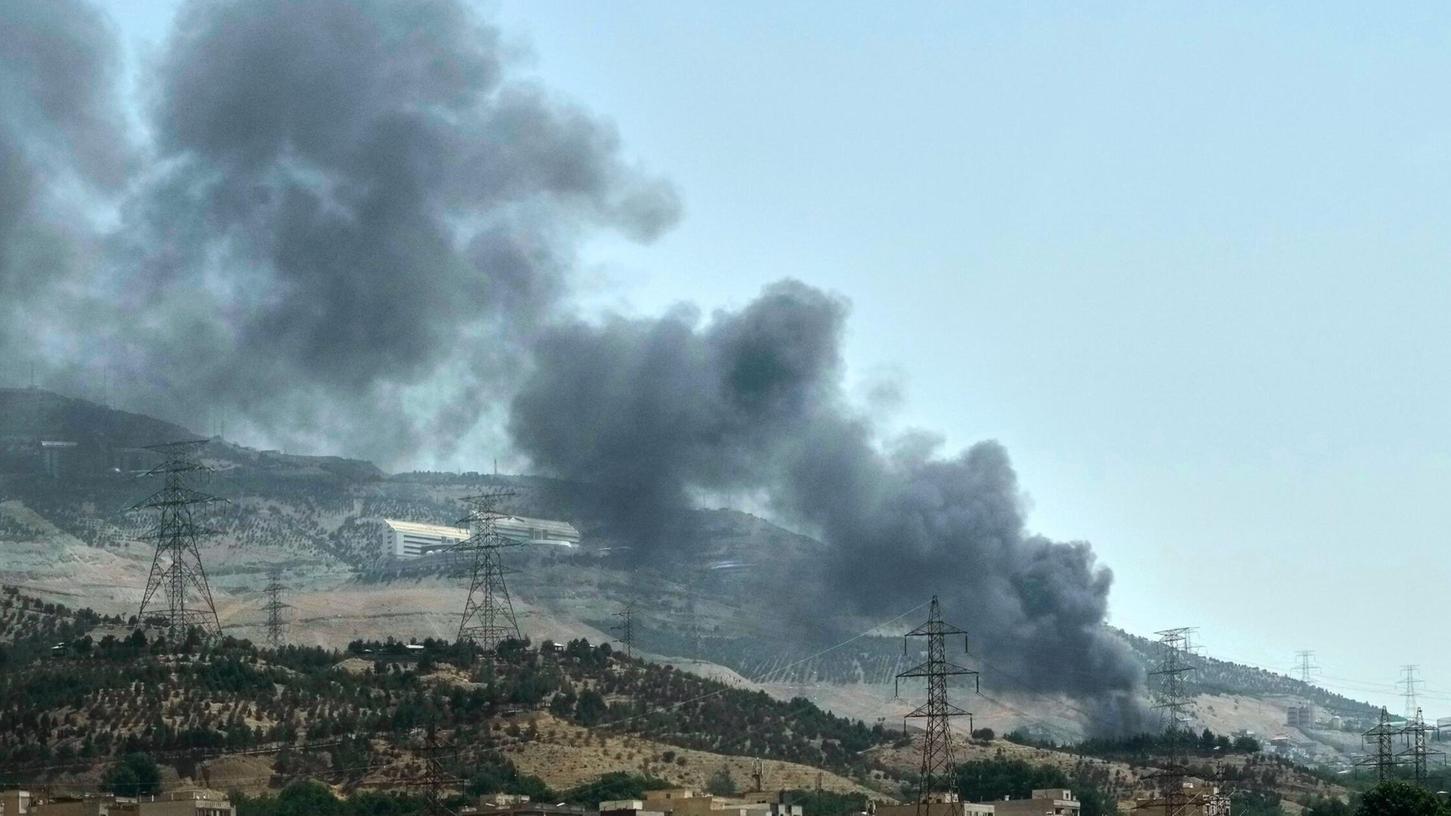 Israel greift unter anderem Atomanlagen und Verteidigungsstellungen an - aber auch Öllager wie dieses. Israel greift unter anderem Atomanlagen und Verteidigungsstellungen an - aber auch Öllager wie dieses.