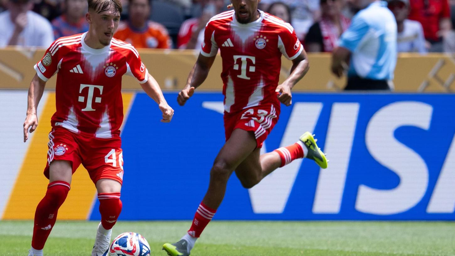 Klein, aber oho: Lennart Karl setzt mit dem Ball am linken Fuß zum Dribbling an. Klein, aber oho: Lennart Karl setzt mit dem Ball am linken Fuß zum Dribbling an.