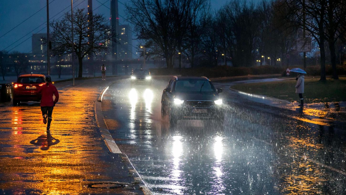 Ein nächtlicher Jogginglauf endet für einen 35-Jährigen im Krankenhaus. (Symbolbild) Ein nächtlicher Jogginglauf endet für einen 35-Jährigen im Krankenhaus. (Symbolbild)