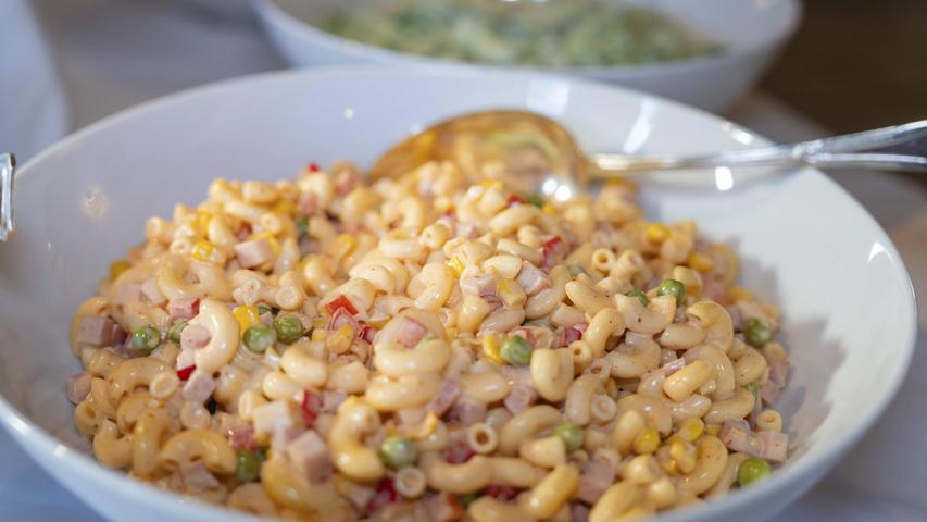 Perfekt zum Grillen oder beim Picknick: Vegetarischer Nudelsalat mit selbstgemachter Mayonnaise Perfekt zum Grillen oder beim Picknick: Vegetarischer Nudelsalat mit selbstgemachter Mayonnaise