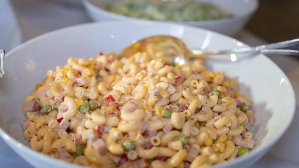 Schüssel mit bunt gemischtem Nudelsalat bereit zum