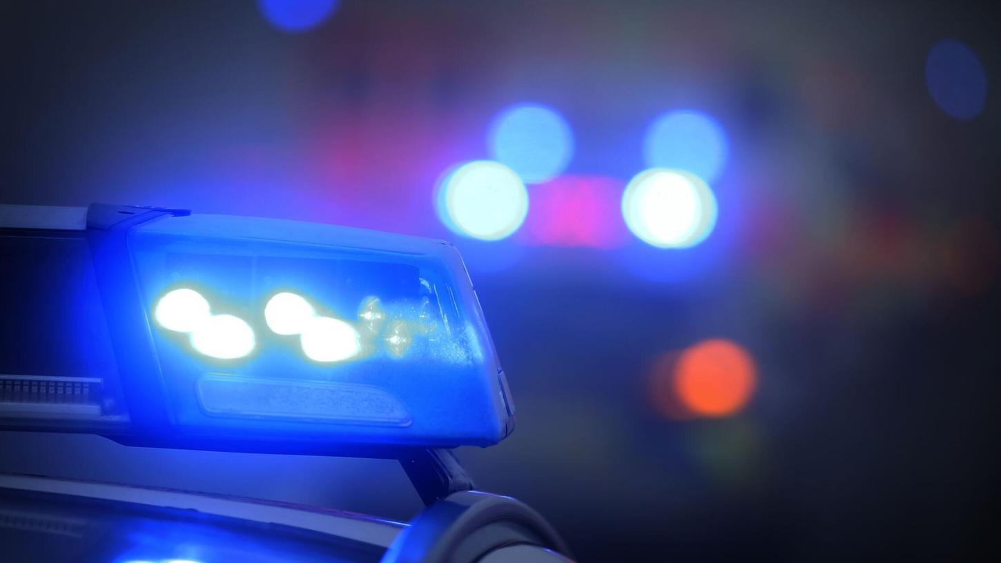 Als die Polizei den Wagen kontrollieren wollte, flüchtete der Mitfahrer vom Dach. (Symbolbild) Als die Polizei den Wagen kontrollieren wollte, flüchtete der Mitfahrer vom Dach. (Symbolbild)