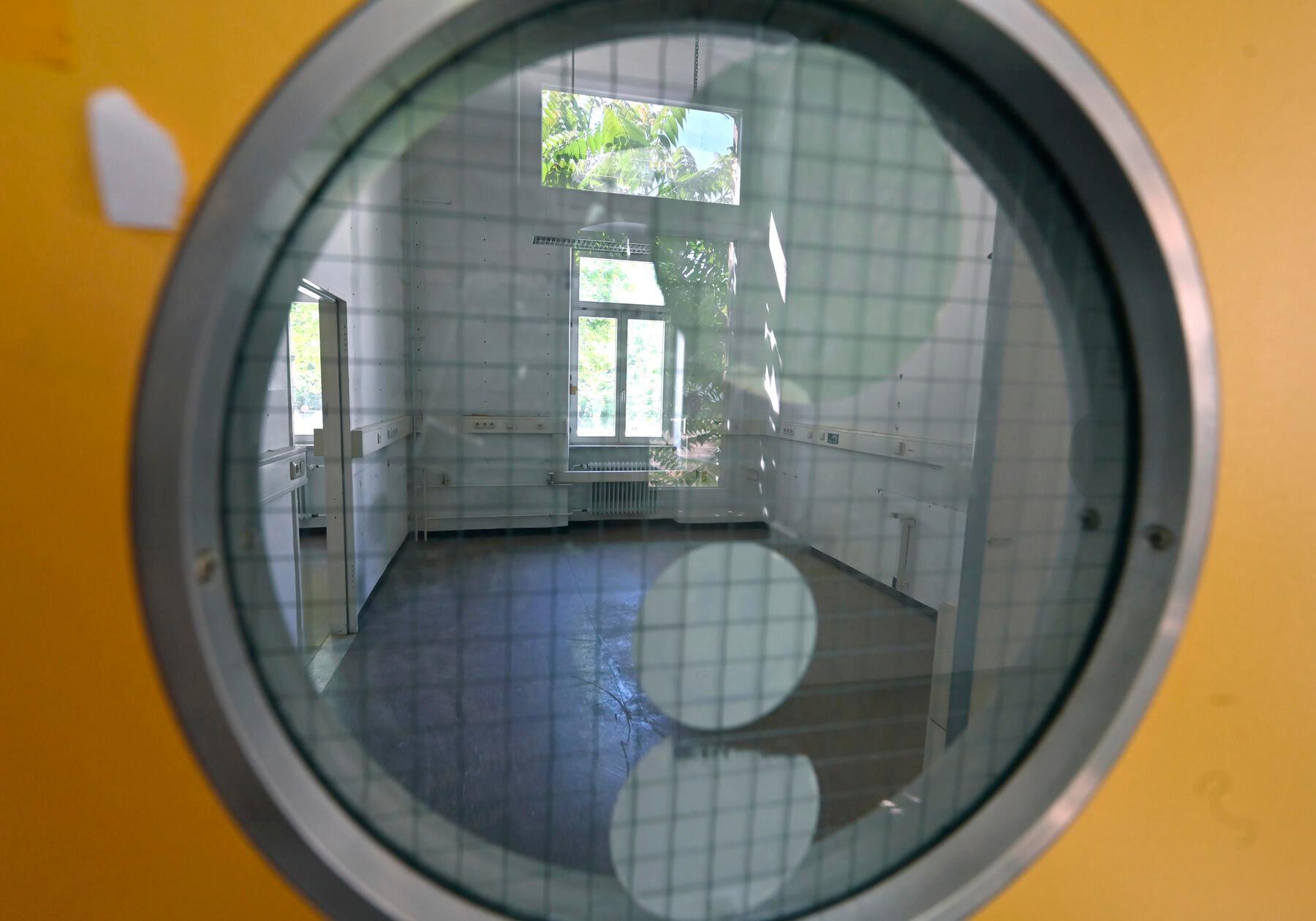 Das Souterrain des verbliebenen HuPfla-Gebäudeteils wird noch teilweise von der Universität genutzt. Es handelt sich um das einstige Gebäude der Universitätspsychiatrie auf dem Gelände der ehemaligen Heil- und Pflegeanstalt Erlangen.