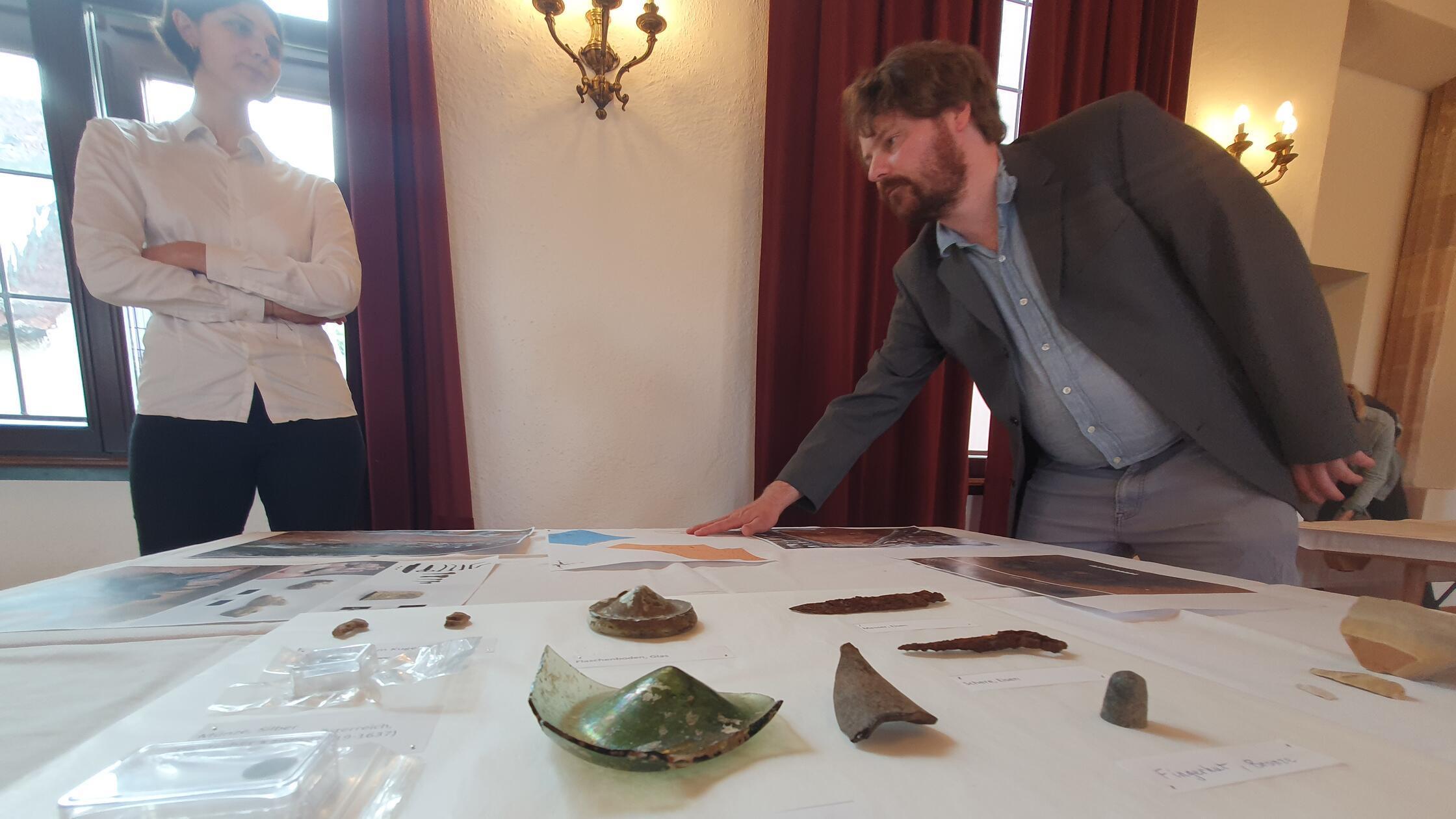 Schere, Fingerhut, Textilreste - Alltagsgegenständ