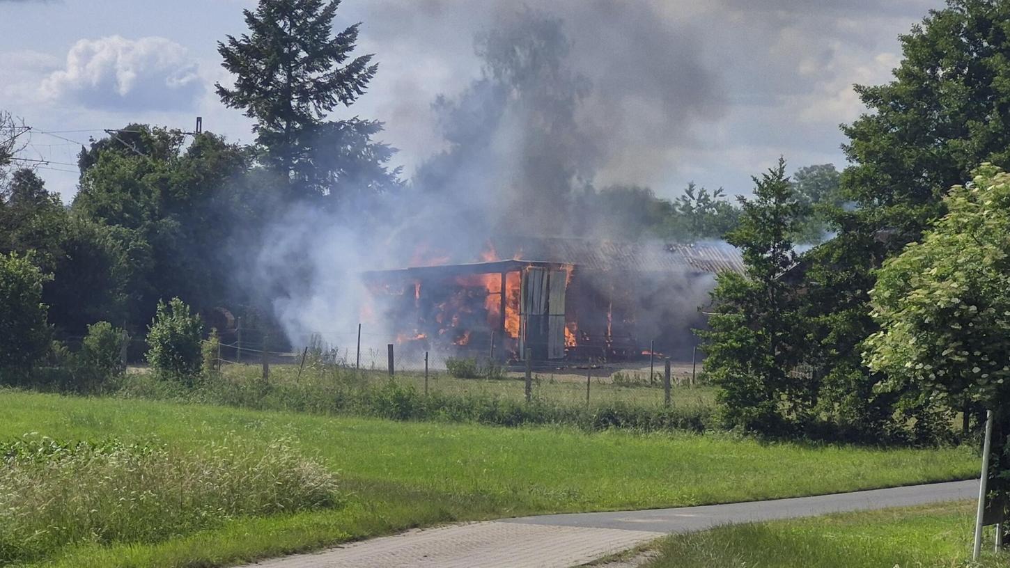 Auf einem landwirtschaftlichen Betrieb im Landkreis Ansbach brach ein Feuer aus. Auf einem landwirtschaftlichen Betrieb im Landkreis Ansbach brach ein Feuer aus.