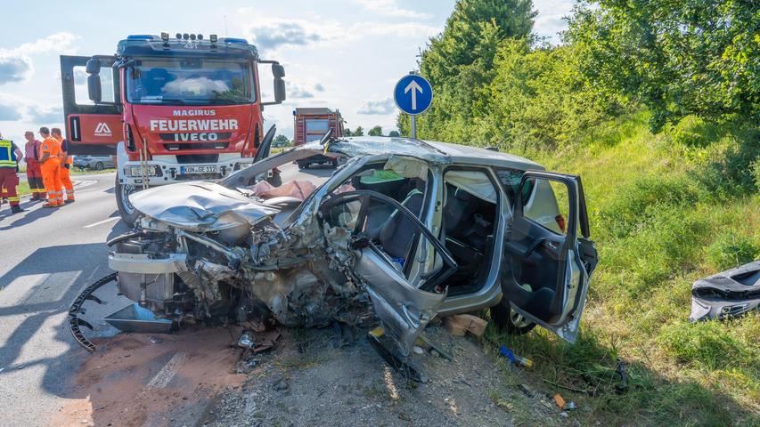 Senior nach Frontalzusammenstoß in Lebensgefahr - Vollsperrung nach Unfall in Franken Senior nach Frontalzusammenstoß in Lebensgefahr - Vollsperrung nach Unfall in Franken