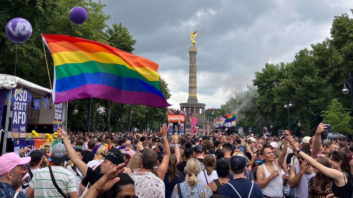 Der Christopher Street Day ist in Berlin ein Großevent - diesmal ohne das Regenbogennetzwerk der Bundestagsverwaltung. (Archivbild) Der Christopher Street Day ist in Berlin ein Großevent - diesmal ohne das Regenbogennetzwerk der Bundestagsverwaltung. (Archivbild)