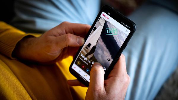 Die Dating-App Tinder auf dem Display eines Smartp