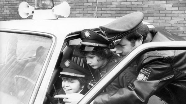 Kleine Helden im Einsatz: Im Jahr 1978 halfen die beiden 11-jährigen Freunde Michael Heller (links) und Stefan Schuster (Mitte) einen tödlichen Verkehrsunfall mit Fahrerflucht aufzuklären. Die Polizei hatte die Bevölkerung über Bayern 3 um Hinweise nach dem flüchtigen Mercedes-Fahrer gebeten. Auf dem Weg zum Spielplatz entdeckten die beiden aufmerksamen Spürnasen einen beschädigten Mercedes. Sofort prägten sie sich das Kfz-Kennzeichen ein und benachrichtigten die Polizei, woraufhin der Unfallverursacher gefasst werden konnte. Als Dankeschön durften die beiden einen aufregenden Tag bei der Polizei verbringen.