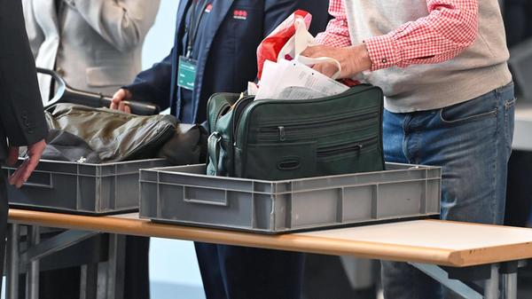 Vom Vibrator bis zur Marmelade: Das darf im Flugzeug ins Handgepck Vom Vibrator bis zur Marmelade: Das darf im Flugzeug ins Handgepck