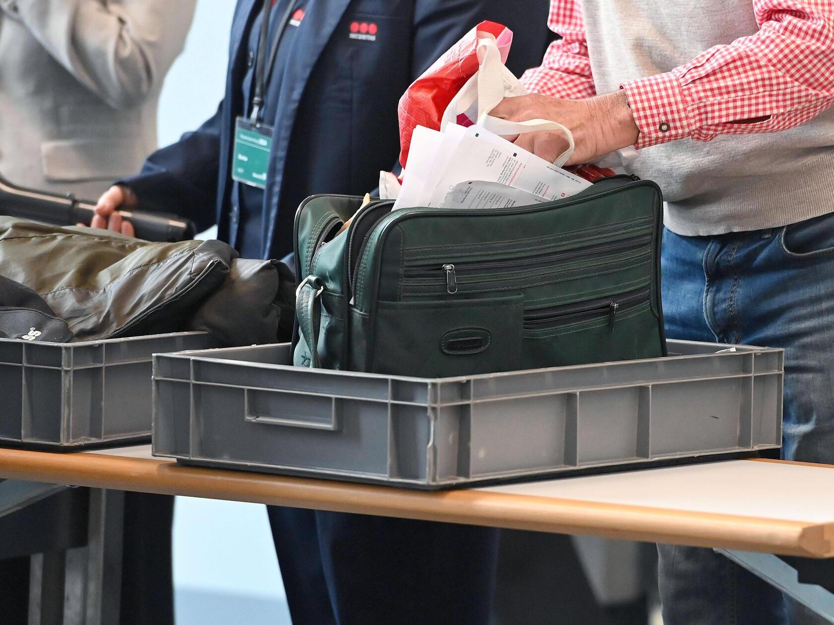 Vom Vibrator bis zur Marmelade: Das darf im Flugzeug ins Handgepck Vom Vibrator bis zur Marmelade: Das darf im Flugzeug ins Handgepck
