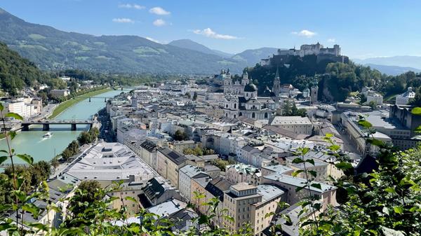 Ausblick vom Mönchsberg auf Salzburg969.jpg