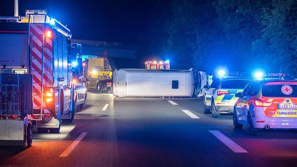 Vollbesetzter Sprinter kracht in Kleintransporter